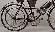 Riemaandrijving op een Clément-motorfiets uit 1908. De ketting diende voor het "aanfietsen"