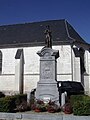 Monument aux morts et cadran solaire sur l'église.