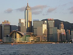 Vista de la ribera de Wanchai con el Centro de exhibiciones y convenciones de Hong Kong en primer plano y Central Plaza detrás de él, agosto de 2005