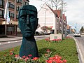 Skulptur im neu gestalteten Stadtzentrum