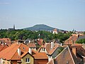 Blick von der Stadt auf den Berg