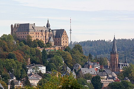 Schloss + Pfarrkirche von Südwesten