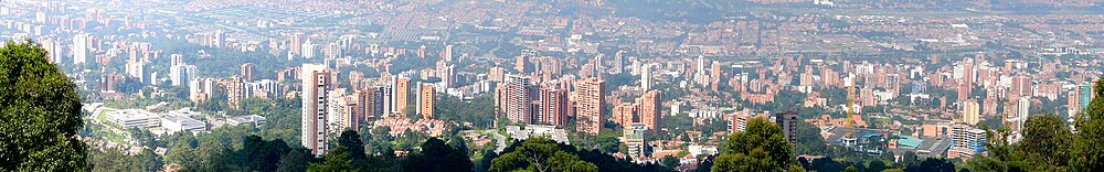 Urbaj konstruaĵoj rigardataj el surmonta ŝoseo kondukanta al vilaĝo Santa Elena, proksima al Medellín