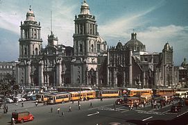 Vista de la catedral, c. 1940, con los tranvías de la Compañía de Ferrocarriles del Distrito Federal