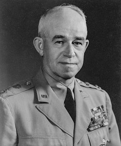 Командующий 1-й американской армией генерал-лейтенант Омар Брэдли