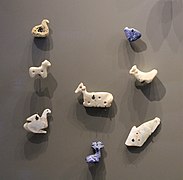 Pendeloques (amulettes ?) en forme d'animaux (oiseaux, caprins, poisson, cerf). Coquille, lapis-lazuli.