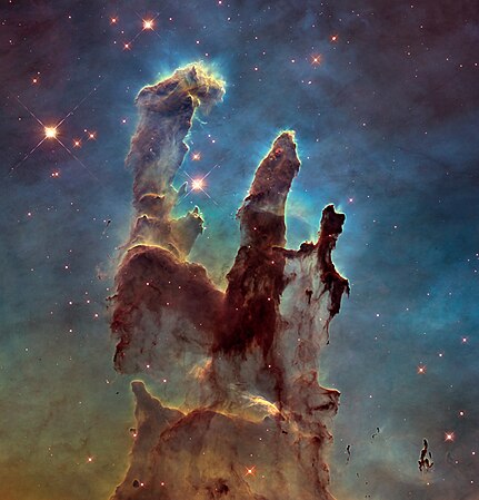 Ba cột bụi khổng lồ nổi tiếng Pillars of Creation (tinh vân Đại Bàng).