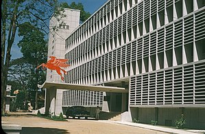 Sedež podjetja StanVac (zdaj del Exxona) je primer vietnamske modernistične arhitekture, ki je v tem obdobju doživela razcvet