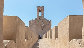 Torre de Espantaperros y vista frontal del acceso desde la muralla