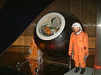 Cápsula y traje con los que Yuri Gagarin realizó el primer vuelo espacial tripulado por un humano (Vostok 1, 12 de abril de 1961).