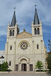 Photographie de la façade de l'église Saint-Louis.