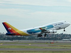 ’n Air Pacific Boeing 747-400 wat van die lughawe in Sydney opstyg