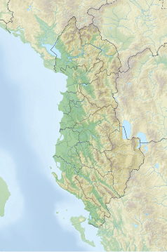 Mapa konturowa Albanii, na dole znajduje się punkt z opisem „źródło”, natomiast blisko centrum po lewej na dole znajduje się punkt z opisem „ujście”