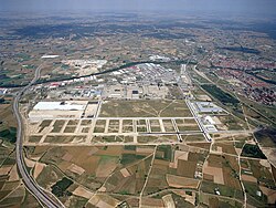 Aerial view of Aranda de Duero (right), with the شهرک صنعتی in the foreground