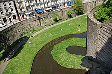 Photographie des vestiges de la tour vus depuis le chemin de ronde.