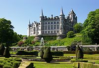 スコットランド・ハイランドにあるサザーランド伯爵サザーランド家の邸宅ダンロビン城（英語版）。1835年から1850年にかけて第2代サザーランド公爵ジョージ・サザーランド＝ルーソン＝ゴアが大改築したバロニアル様式の建築[96][97]。