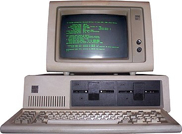 IBM PC 5150ren pantaila beltza, letra berdeekin.