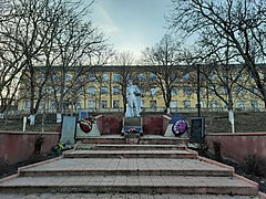 MD.IL.Puhoi - Monument la mormântul comun al ostașilor căzuți (5) în 1944 și în memoria consătenilor căzuți în 1941-1945 - feb 2022 - 06.jpg