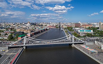 Vista aérea da ponte Krymsky ou ponte da Crimeia sobre o rio Moscou, Moscou, Rússia. A Nova Galeria Tretiakov de arte do século XX é visível atrás da ponte à direita (definição 4 461 × 2 788)