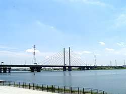 彩湖（日语：彩湖）與幸魂大橋（日语：幸魂大橋）