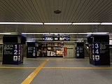 車站大堂1、2號月台導覽顯示羽田機場的3字母編號（日语：3レターコード）「HND」 3、4號月台導覽顯示成田機場的「NRT」（2019年11月3日）