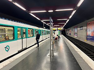 Rame MF 67 à quai en direction de Gare d'Austerlitz.