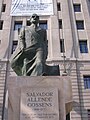 Statue de Salvador Allende devant le palais présidentiel de la Moneda à Santiago du Chili