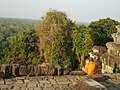 Nhà sư người Khmer đang hành thiền ở Phnom Bakheng tại Angkor, Campuchia.