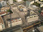 Alexanderplatz sett fra Fernsehturm i 2009: Berolinahaus og Alexanderhaus, Stadtbahn helt nederst