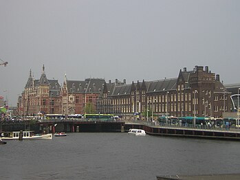 Het station vanuit het oosten. Rechts: 'De Oost', voormalig Pakketpostgebouw.