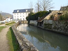 Bièvre bras artificiel vue sur le vieux moulin.