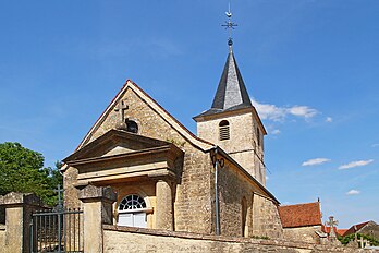 Entrée de l'enclos et façade néo-classique.