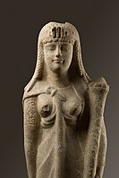 'n Marmerbeeld van Cleopatra met haar cartouche op haar regterboarm en 'n kroon op haar kop, in die Metropolitan-kunsmuseum, New York.[260]