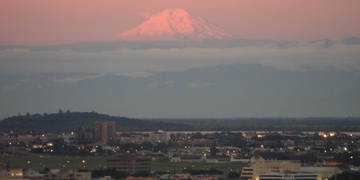 Blick von Guayaquil auf den in Abendrot gehüllten Chimborazo