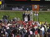 表彰式の様子。MLB機構コミッショナーのバド・セリグや球団GMのジョン・モゼリアクらが登壇し、台の上にはコミッショナーズ・トロフィーが置かれている