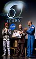 Leland Melvin y Pharrell Williams presentan un montaje a Quincy Jones.