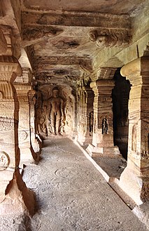 Shpella 4, një shpellë xhainiste kushtuar Mahavirit. Këtu është një pamje e verandës.