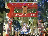 Un Torii temporal para la celebración del año nuevo en una calle comercial decorada con luces navideñas