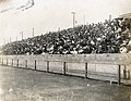 Importante foule assise dans un stade assistant à des épreuves sportives.