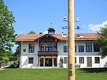 Greiling, TÖL - Schlossweg - Rathaus v S, Maibaum.jpg