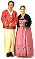 Una pareja en hanbok.
