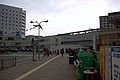 駅前交差点から2代目駅舎、高架、仮駅舎を望む（2010年3月）