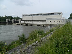 Das Kraftwerk Bergheim, gesehen von flussabwärts