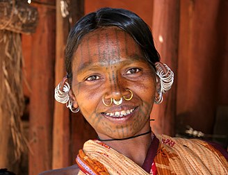 Une femme Ādivāsī de la tribu des Khonds dans l'État d'Orissa en Inde. (définition réelle 2 967 × 2 278)