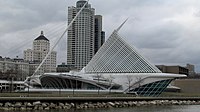 Milwaukee Art Museum se zavřenou sluneční clonou Brise Soleil