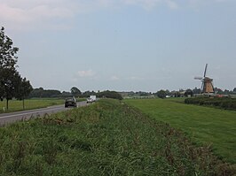 N231 met rechts de Aarlanderveen Molen No.4