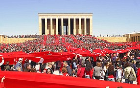 Anıtkabir'deki bir gösteride insanlar tarafından elden ele taşınan Türk bayrağı
