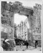 Entrada oriental al temple de Bacus, identificada erròniament en francès com a «porta del temple de Júpiter».