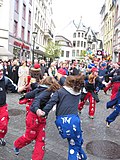 Blå- og rødruss i 17. mai-tog 2006 iført moteriktige snekkerbukser som russeuniform med god plass til dekor. Legg merke til skikken med å la brystlapp og seler henge ned.