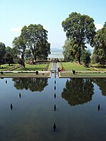 Jezera in paviljoni ter ploščad so starodavne indijske vrtne zasnove, kot jih vidimo v Šalimar Bagu, Šrinagar, Indija.